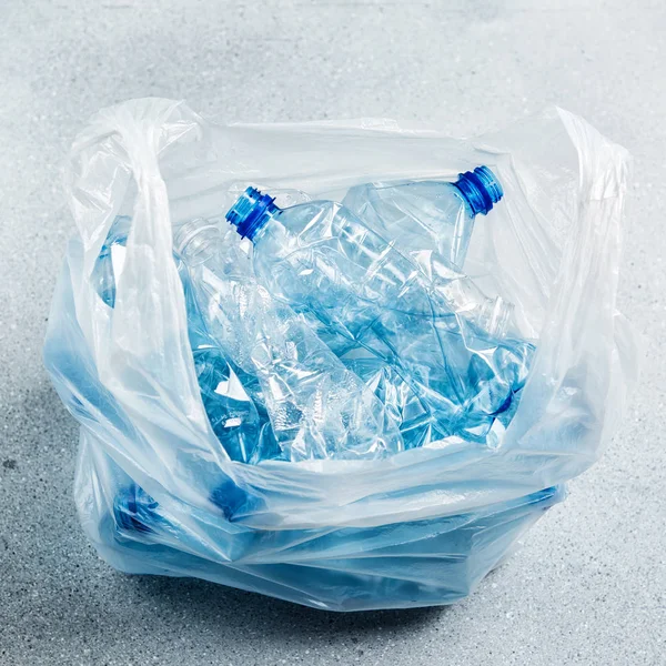 Plastik torbada atık toplama, plastik ve ekoloji geri dönüşüm kavramı