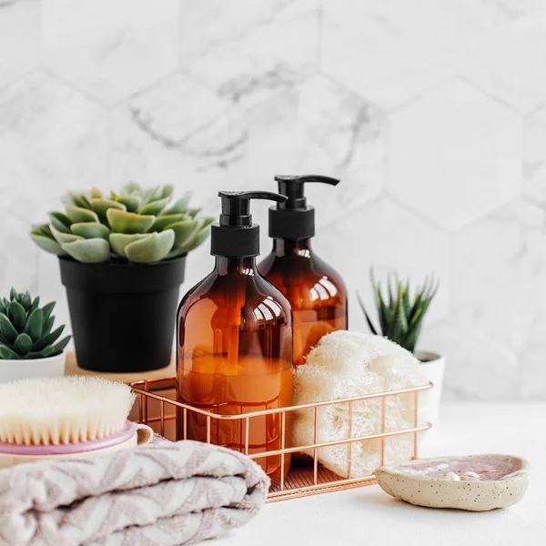 Botellas Jabón Champú Toallas Algodón Con Planta Verde Sobre Mesa — Foto de Stock