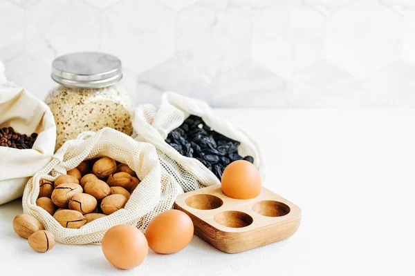 Noten Gedroogde Vruchten Groats Eco Katoenen Tassen Glazen Potten Witte — Stockfoto