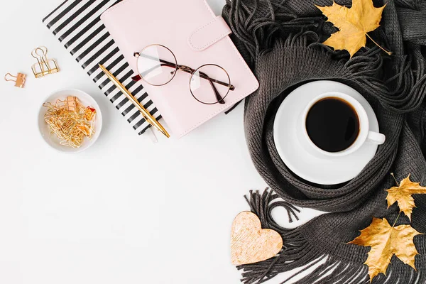 Espaço Trabalho Com Folhas Bordo Douradas Caderno Xícara Café Envolto — Fotografia de Stock