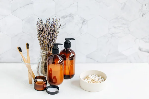 Toiletry Diatur Dengan Lavender Sabun Dan Botol Sampo Atas Meja — Stok Foto