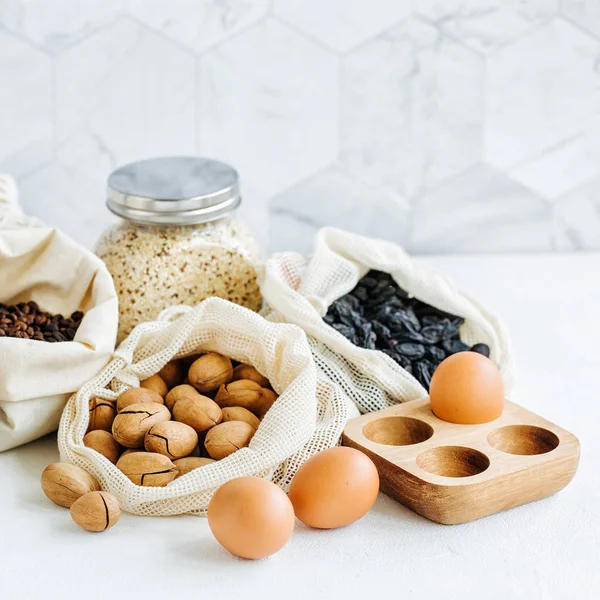 Noten Gedroogde Vruchten Groats Eco Katoenen Tassen Glazen Potten Witte — Stockfoto