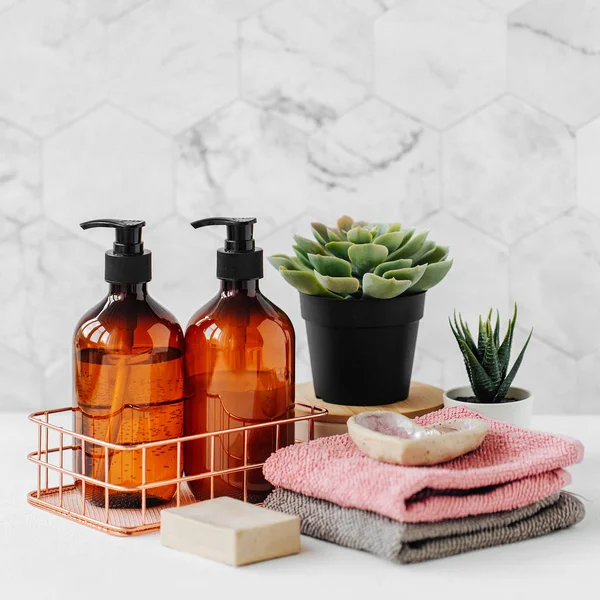 Botol Sabun Dan Sampo Dan Handuk Kapas Dengan Tanaman Hijau — Stok Foto