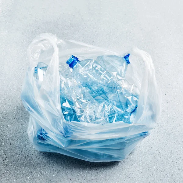 Plastik torbada atık toplama, plastik ve ekoloji geri dönüşüm kavramı