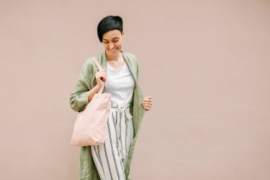 Eko çantalı genç bir kadın sabahın tadını çıkarıyor. Çevre dostu kavram.