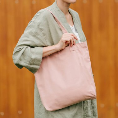 Çanta taşıyan bir kadın. Yeniden kullanılabilir eko çanta. Çevre dostu kavram.