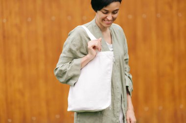 Çanta taşıyan bir kadın. Yeniden kullanılabilir eko çanta. Çevre dostu kavram.