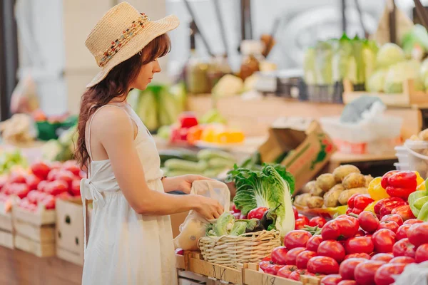 Jonge Vrouw Zet Groenten Fruit Katoen Produceren Tas Voedselmarkt Herbruikbare — Stockfoto