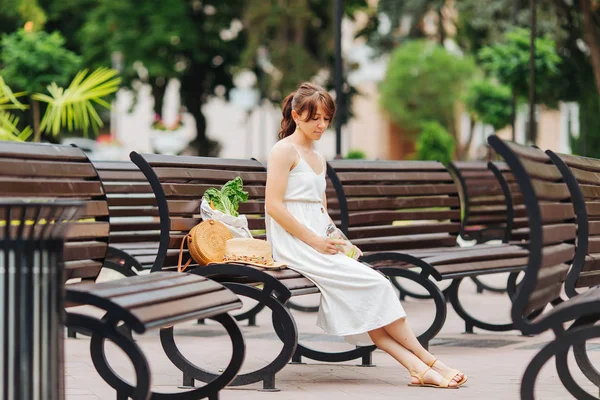 Mulher Com Garrafa Água Reutilizável Bolsa Bambu Saco Mantimento Algodão — Fotografia de Stock