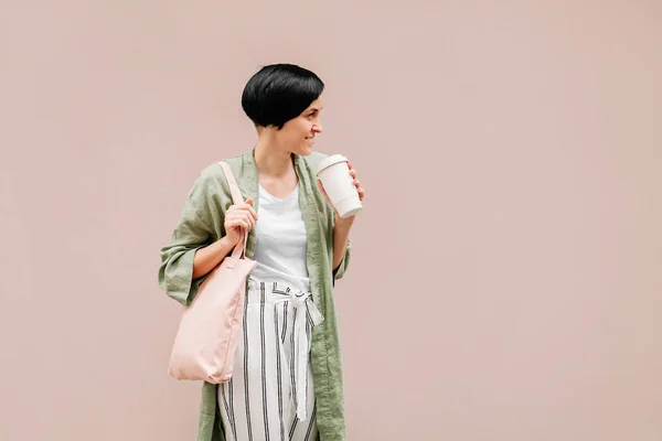 Woman Short Hair Holding Reusable Coffee Cup Eco Bag Enjoying — Stock Photo, Image