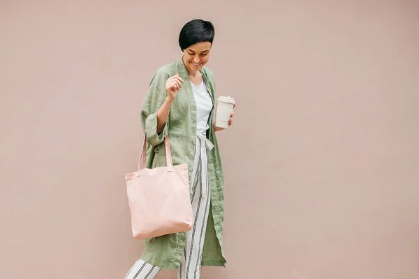 Woman Short Hair Holding Reusable Coffee Cup Eco Bag Enjoying — Stock Photo, Image