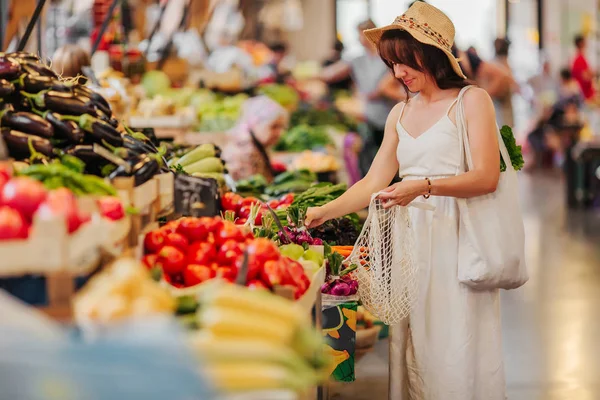 Jonge Vrouw Zet Groenten Fruit Katoen Produceren Tas Voedselmarkt Herbruikbare — Stockfoto