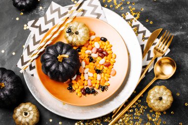 Tatlılar s karanlık bir tablo ile çanak