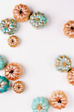 Parlak dekoratif kabaklar ile trendy Halloween arka plan çerçevesi