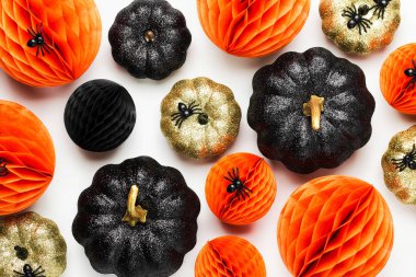 Parlak dekoratif Pumpkins ve petek topları, Halloween süslemeleri