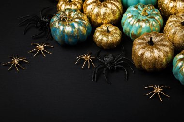 Parlak dekoratif kabaklar ile trendy Halloween arka plan çerçevesi