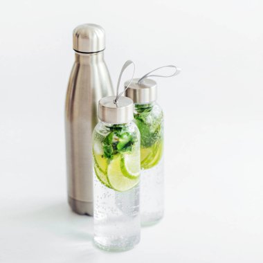 Taze kireç ve naneli su, kokteyl, detoks içeceği, tekrar kullanılabilir şişelerde limonata.