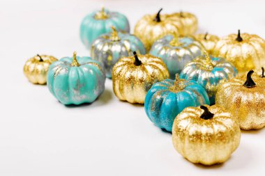 Parlak dekoratif kabaklar ile trendy Halloween arka plan çerçevesi