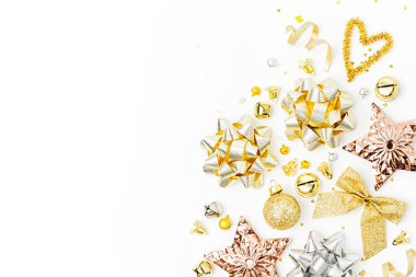 Noel süslemeleri, yay, yıldızlar, beyaz arka planda altın renklerde çan 