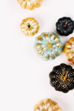 Parlak dekoratif kabaklar ile trendy Halloween arka plan çerçevesi