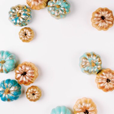 Parlak dekoratif kabaklar ile trendy Halloween arka plan çerçevesi