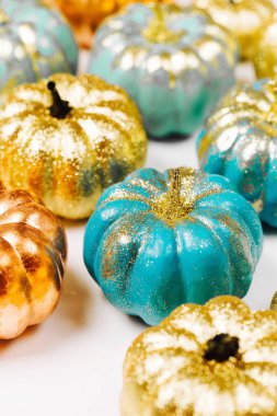 Parlak dekoratif kabaklar ile trendy Halloween arka plan çerçevesi