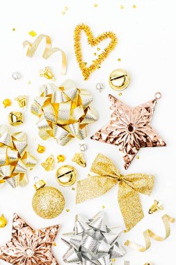Noel süslemeleri, yay, yıldızlar, beyaz arka planda altın renklerde çan 