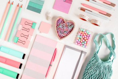 Düz yatıyordu şık Kırtasiye Seti, pembe ve mavi pastel renkte okul malzemeleri