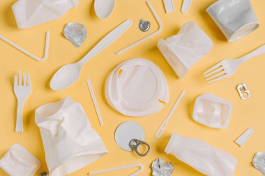 Sarı arka planda gıda plastik paketleme
