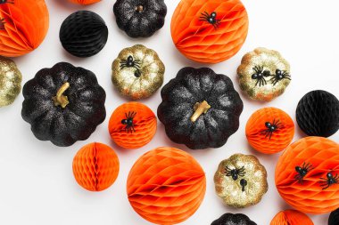 Parlak dekoratif Pumpkins ve petek topları, Halloween süslemeleri