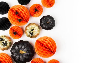 Parlak dekoratif Pumpkins ve petek topları, Halloween süslemeleri