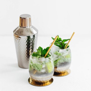 Limon, nane ve buz ve Bar aksesuarları ile kokteyller