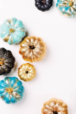 Parlak dekoratif kabaklar ile trendy Halloween arka plan çerçevesi