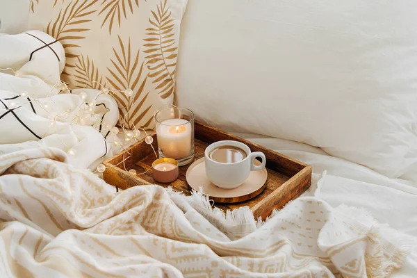 Houten Dienblad Met Koffie Kaarsen Bed Hygge Concept — Stockfoto