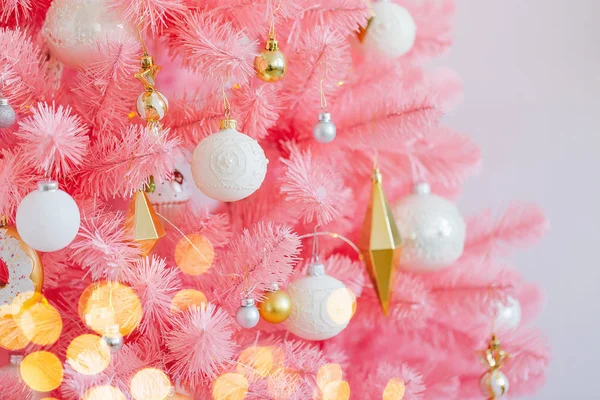 粉红色圣诞树和圣诞装饰在白色和金色 — 图库照片