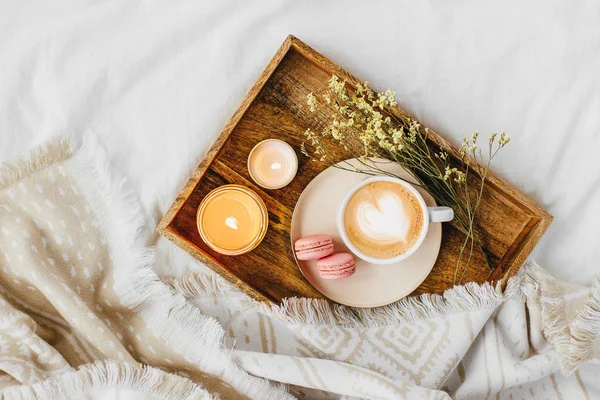 Dienblad Met Koffie Kaarsen Met Warme Plaid Wit Beddengoed — Stockfoto