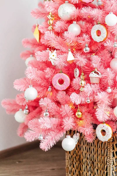 Rosafarbener Weihnachtsbaum Und Weihnachtsschmuck Weiß Und Gold — Stockfoto