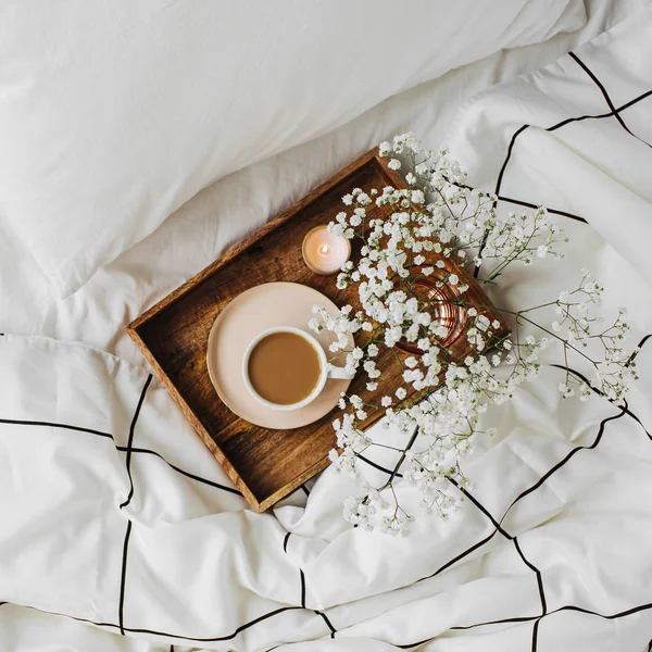 Träbricka Med Kaffe Och Ljus Med Blommor Sängen — Stockfoto