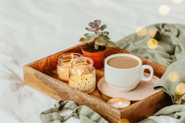 Vita Sängkläder Med Morgonrock Bricka Med Kaffe Och Ljus — Stockfoto