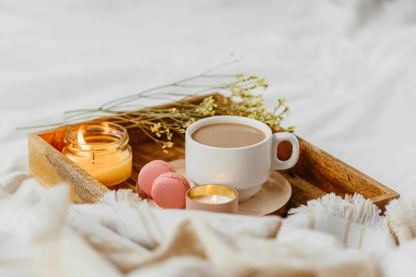 Bricka Med Kaffe Och Ljus Med Varmpläd Vita Sängkläder — Stockfoto