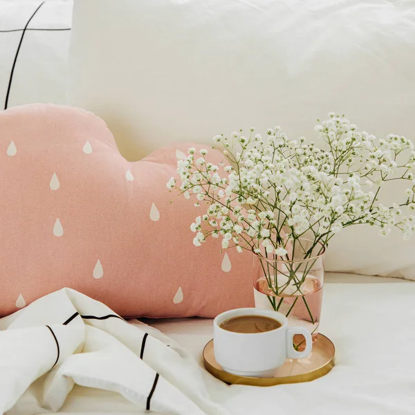 Lençóis Brancos Com Cobertor Listrado Travesseiros — Fotografia de Stock