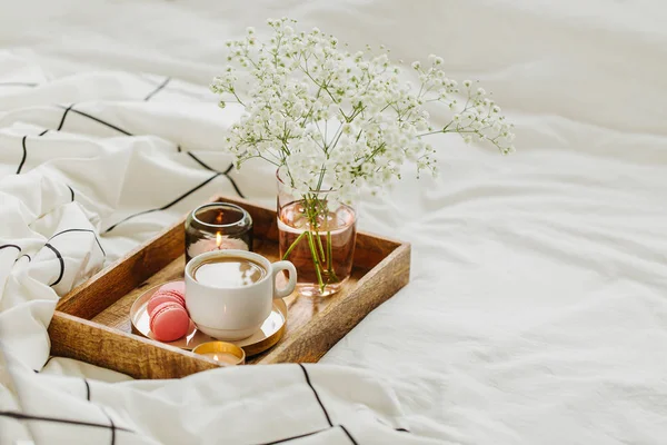 Houten Dienblad Met Koffie Kaarsen Met Bloemen Bed — Stockfoto