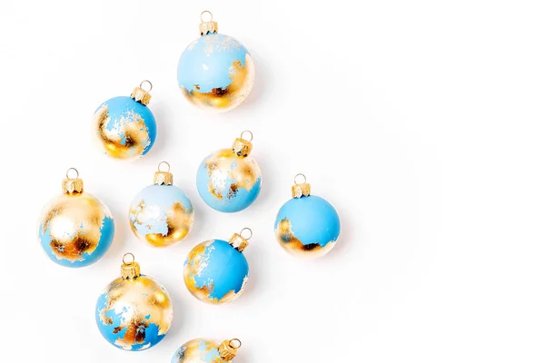 Bolas Navidad Azules Doradas Sobre Fondo Blanco Vista Superior —  Fotos de Stock
