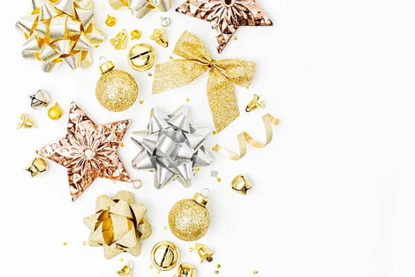Decorações Natal Arcos Estrelas Sinos Cores Douradas Sobre Fundo Branco — Fotografia de Stock