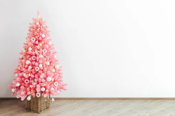 ピンクのクリスマスツリーとクリスマスの装飾白いインテリアで白と金の色 — ストック写真