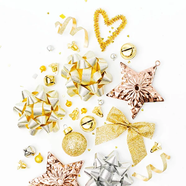 圣诞装饰 蝴蝶结 白色背景的金色钟声 — 图库照片