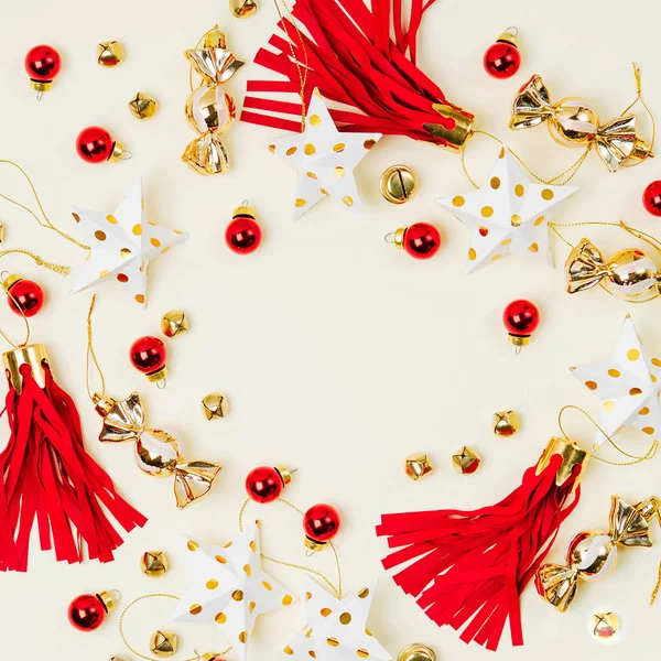 Vánoční Dekorace Cukroví Hvězdy Střapcem Zlatě Červených Barvách Pastelových Pozadí — Stock fotografie
