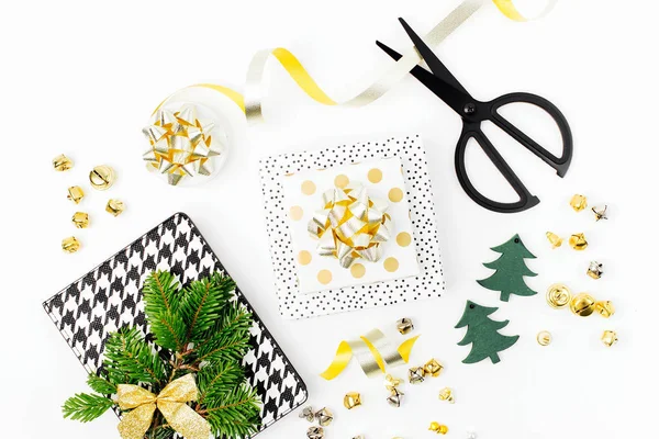 Χριστουγεννιάτικα Διακοσμητικά Και Δώρα Χρυσό Χρώματα Λευκό Φόντο Κενό Χώρο — Φωτογραφία Αρχείου