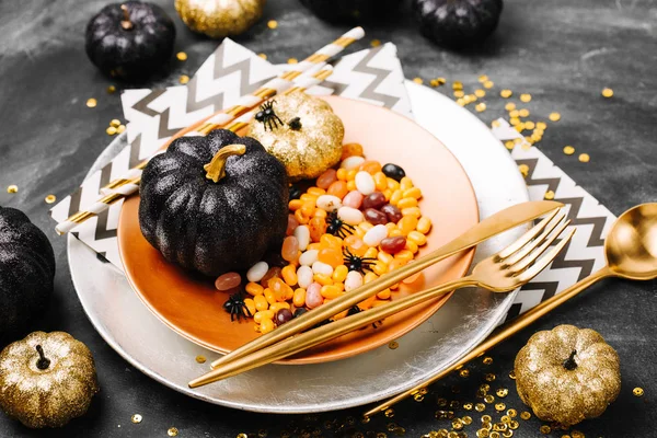 Блюдо со сладостями на тёмном столе — стоковое фото