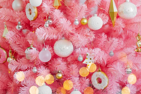 粉红色圣诞树和圣诞装饰在白色和金色 — 图库照片
